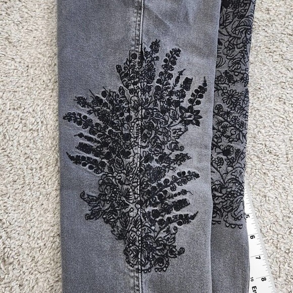We The Free Girlfriend Jeans Embroidered Floral Cut Off Hem Cotton Blend Size 26 - Picture 6 of 16